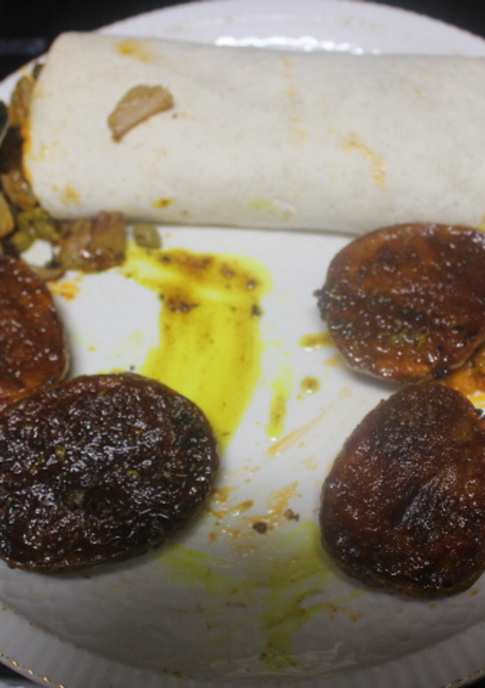 Una foto de Tortitas de trigo con carne de kebab y patatas