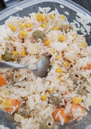Une photo de Salade de riz maïs olives carrés d emmental et mimolette 🧀