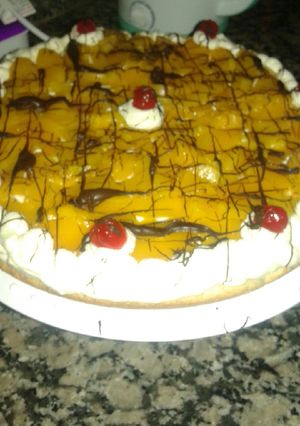 Una foto de Súper tarta de durazno con crema, cerezas y chocolate! 🙌