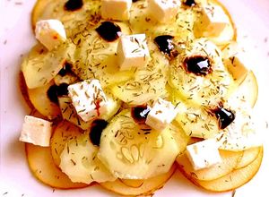 Foto di Insalata di Pere Cetrioli Timo Feta e Crema di Aceto Balsamico