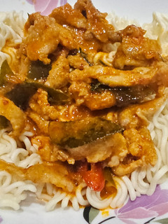 รูปของ มาม่าผัดซอสแพนงหมู