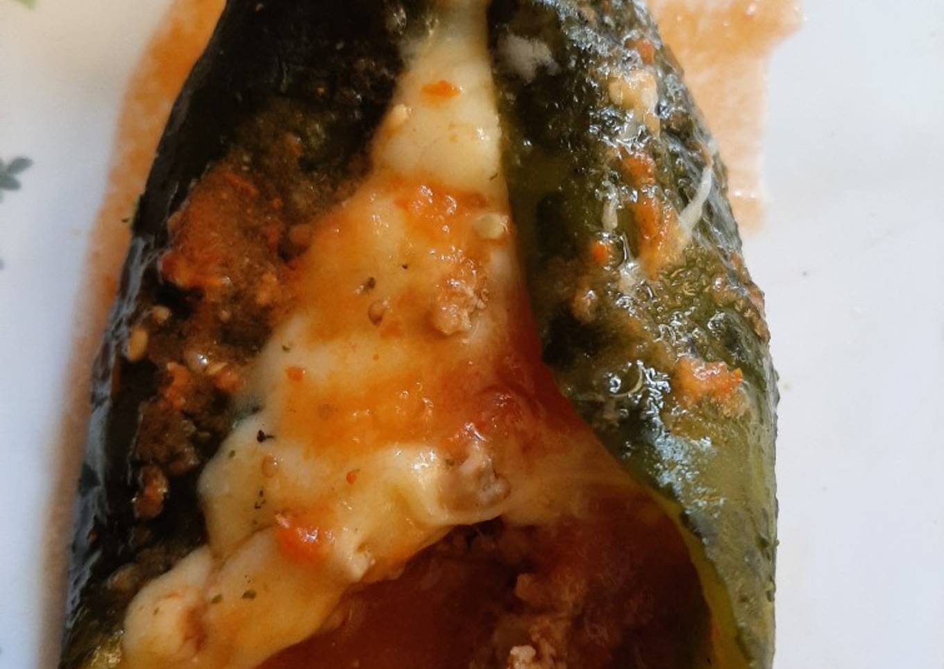 Chiles rellenos de carne y queso mozzarella