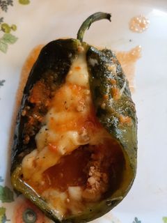 Una foto de Chiles rellenos de carne y queso mozzarella