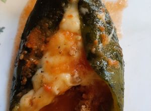 Una foto de Chiles rellenos de carne y queso mozzarella