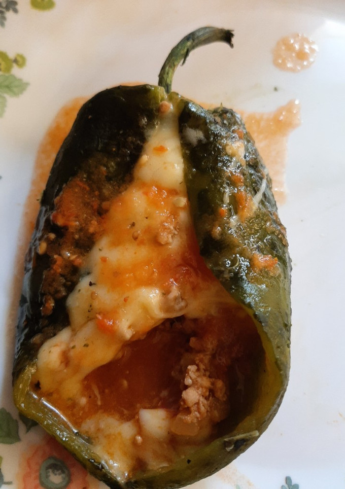 Una foto de Chiles rellenos de carne y queso mozzarella
