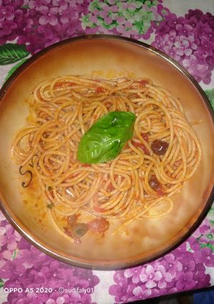 Foto di Spaghetti al pomodoro con #alici #capperi ed #olive
