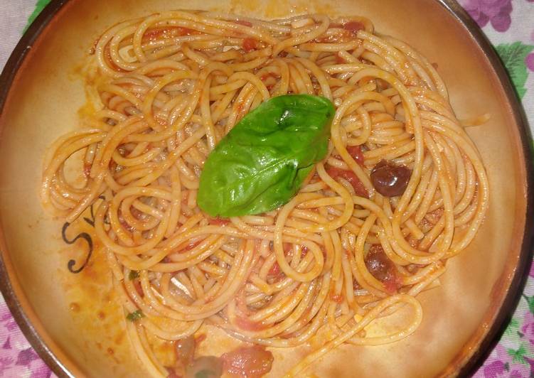 Spaghetti al pomodoro con #alici #capperi ed #olive