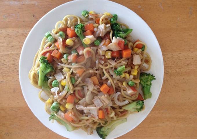 Recipe: Tasty Yaki soba (mie soba goreng) mix vegetables and crab stick
