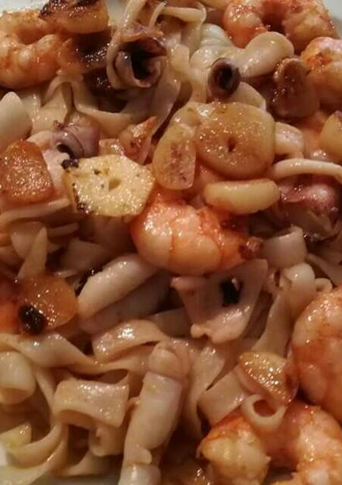 Una foto de Tallarimis con langostinos y chipirones