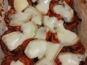 Una foto di pane raffermo e mozzarella