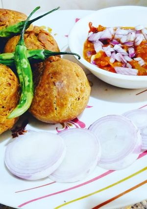 A picture of Fried Litti.