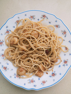 Una foto de Espaguetis con gambas al pil pil