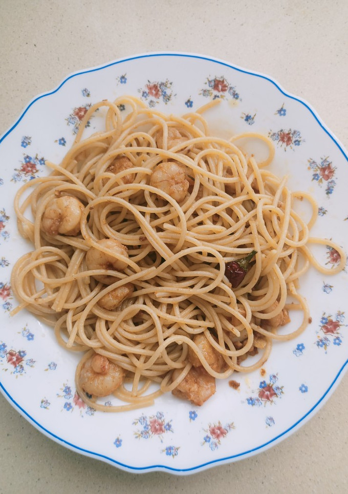 Una foto de Espaguetis con gambas al pil pil