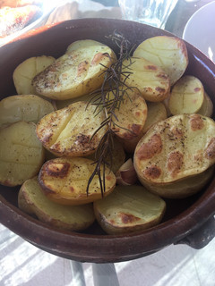 Una foto de Patatas horneadas con aroma de romero