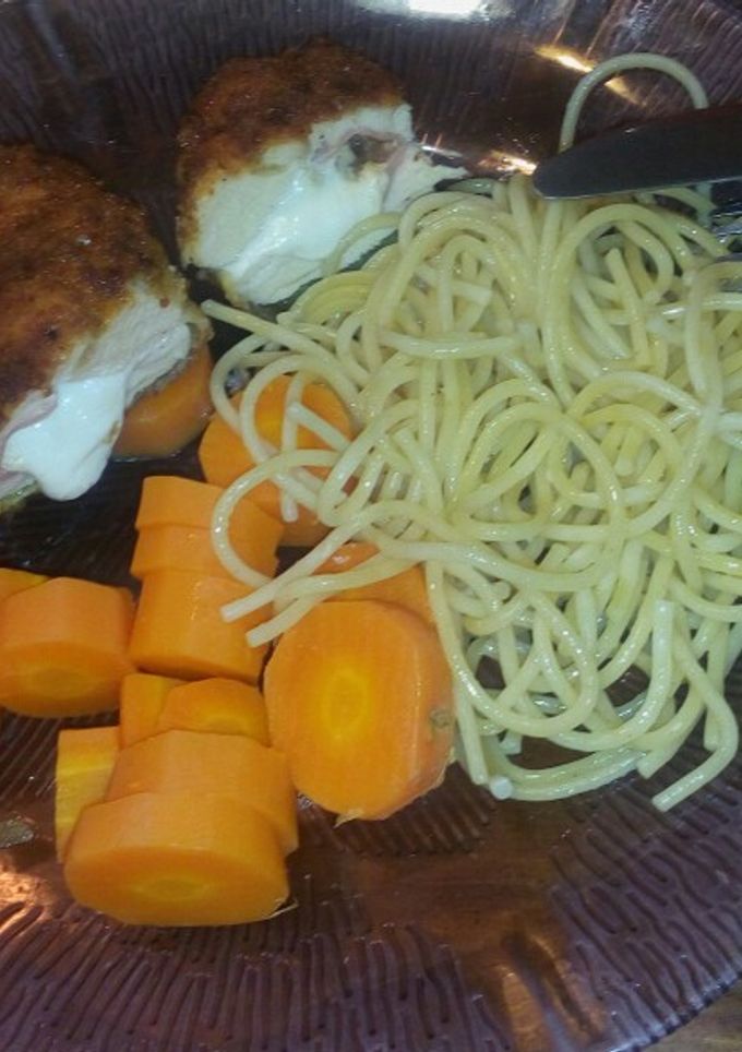 Una foto de Pechuga de pollo a la mostaza rellena de queso y jamón