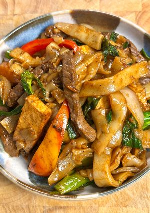 A picture of Thai Drunken Noodles w/ Beef & Tofu| Pad Kee Mao.
