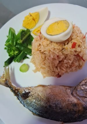 รูปของ ข้าวผัดน้ำพริกปลาทูกับไข่ต้ม