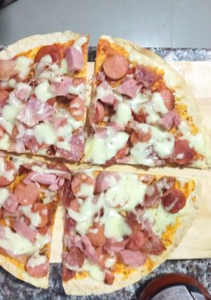 Una foto de Pizza de carnes, súper fácil 🍕🥓