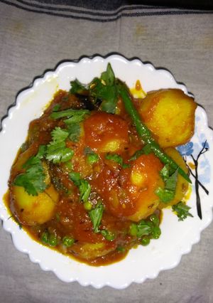 दम आलू (Dum Aloo recipe in hindi) रेसिपी मुख्य फोटो