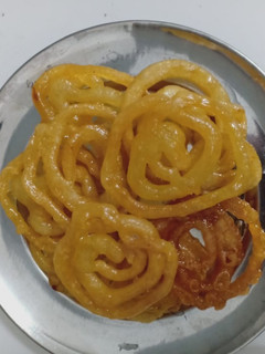 इंस्टेंट जलेबी (instant jalebi recipe in Hindi) रेसिपी मुख्य फोटो
