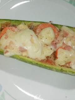 Una foto de Calabacín relleno de vegetales gratinado 🥒