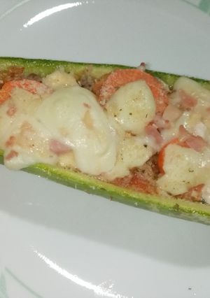 Una foto de Calabacín relleno de vegetales gratinado 🥒