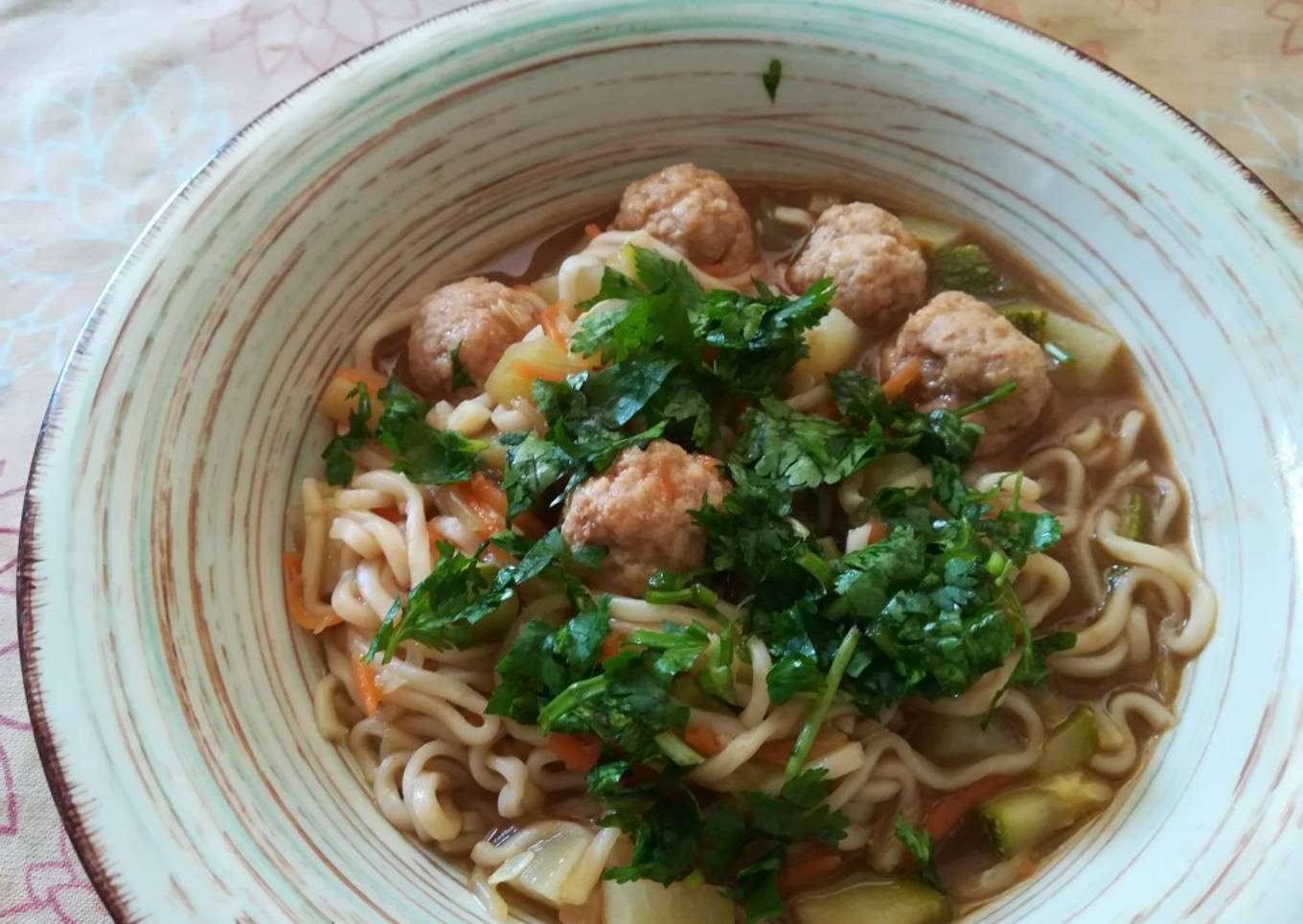Sopa de albondiguillas con fideos ramen