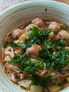 Una foto de Sopa de albondiguillas con fideos ramen