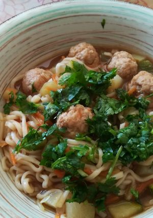 Una foto de Sopa de albondiguillas con fideos ramen