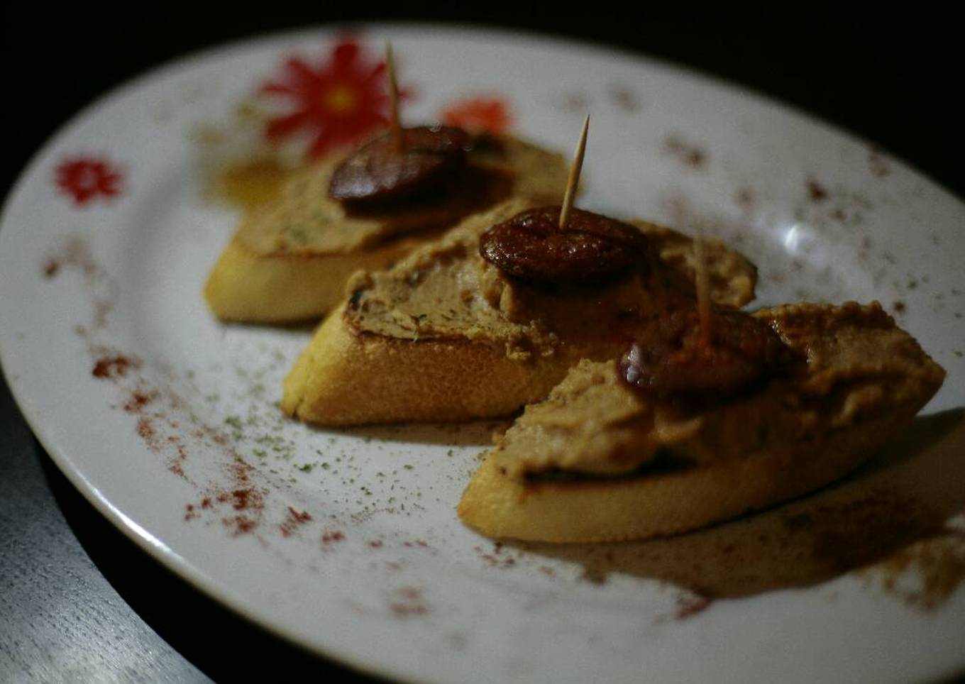 Pintxo de hummus de lentejas con chorizo ibérico