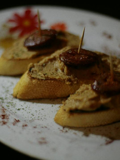 Una foto de Pintxo de hummus de lentejas con chorizo ibérico
