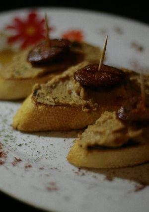 Foto principal de Pintxo de hummus de lentejas con chorizo ibérico