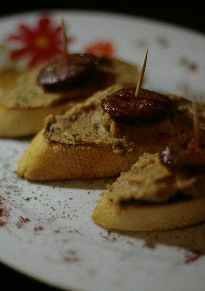 Una foto de Pintxo de hummus de lentejas con chorizo ibérico