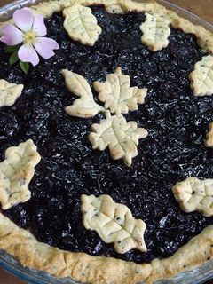 Una foto de Tarta crocante de cerezas y arándanos azules