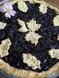 Una foto de Tarta crocante de cerezas y arándanos azules