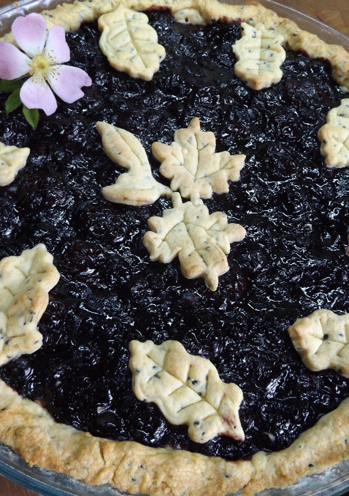 Una foto de Tarta crocante de cerezas y arándanos azules