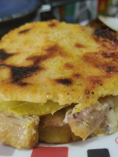 Una foto de Arepa🥙rellena de pollo🍗queso🧀y aguacate🥑