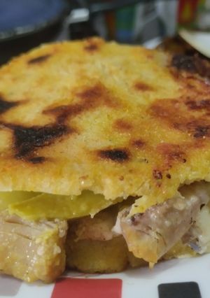 Una foto de Arepa🥙rellena de pollo🍗queso🧀y aguacate🥑