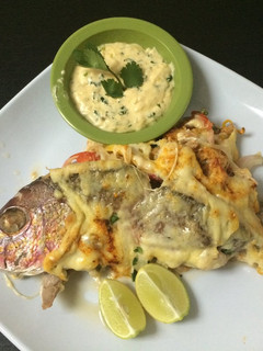 Una foto de Pescado deshuesado Relleno de Camarón al Termidor