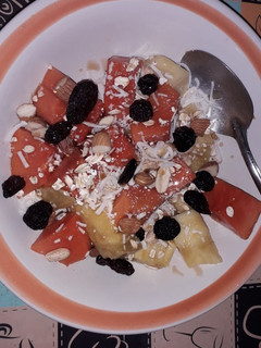 Una foto de Cena ligera, fruta con cereales