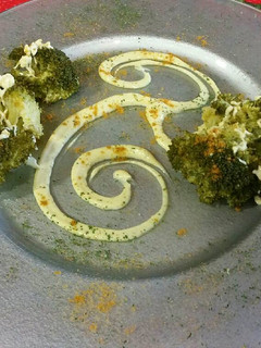 Una foto de Brócoli al vapor con alioli de curry