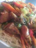 Chaomein pollo y verduras en olla
