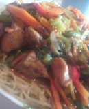 Chaomein pollo y verduras en olla