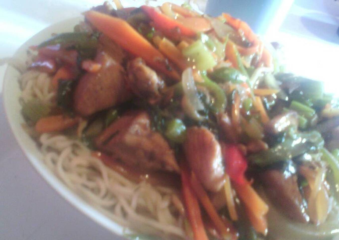 Chaomein pollo y verduras en olla