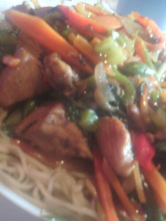Una foto de Chaomein pollo y verduras en olla