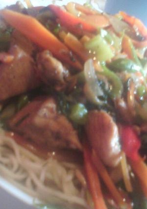 Una foto de Chaomein pollo y verduras en olla