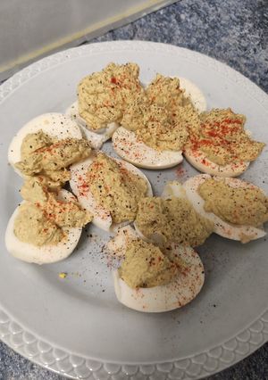 Una foto de Huevos rellenos de atún y aguacate