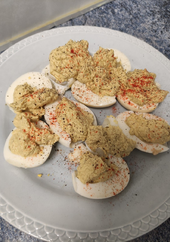 Una foto de Huevos rellenos de atún y aguacate