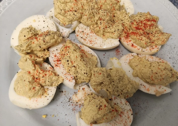 Pasos sencillos para Preparar  Huevos rellenos de atún y aguacate