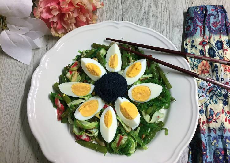 Ensalada tibia de wakame, judías verdes, surimi y huevas
